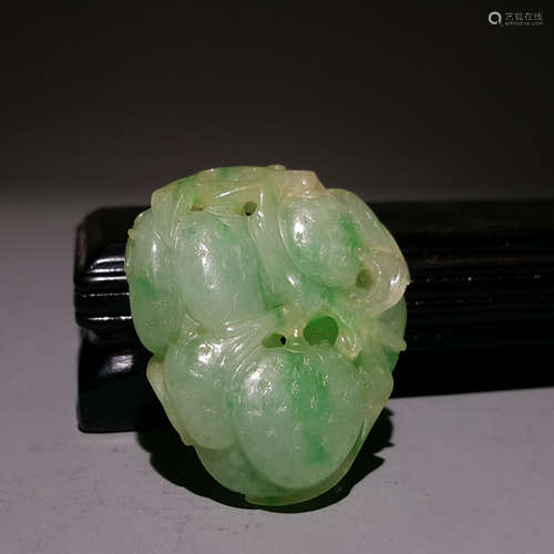 A QING DYNASTY JADEITE JADE    PENDANT