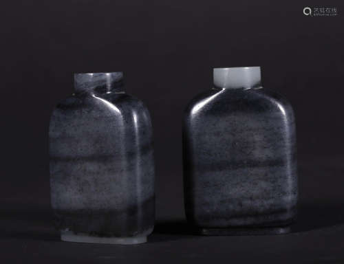 A PAIR OF  QING DYNASTY BLACK JADE SNUFF BOTTLES