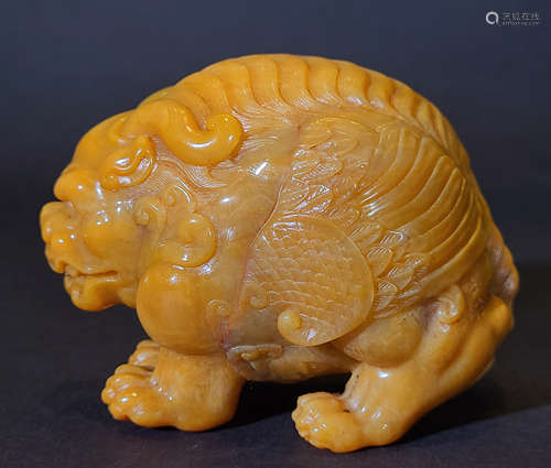 A QING DYNASTY TIANHUANG AUSPICIOUS ANIMAL ORNAMENT