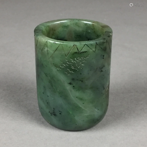 Jade-Pinselbecher - China, spinatgrüne Jade, schl…