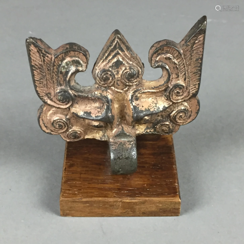 Agraffe in Gestalt einer Taotie-Maske - China, Bronze