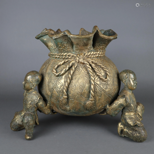 Figürliches Bronzegefäß - China, im Zentrum ein Gefäß