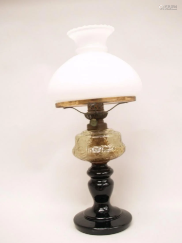 Petroleumlampe - Glas, um 1900, Balusterhohlfuß,