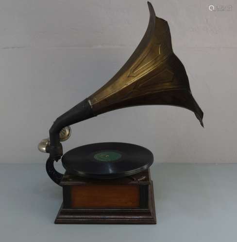 ODEON TRICHTER - GRAMMOPHON UND 6 SCHELLLACKPLATTEN. Grammophon mit großem messingfarbenem Metall-