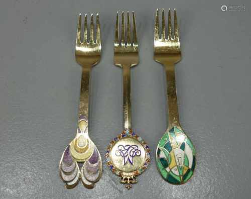 3 SILBERNE JAHRES-GABELN / SAMMELBESTECK / three silver collecting forks, jeweils 925er