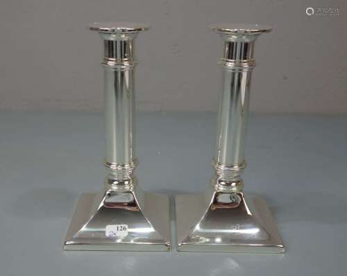 PAAR LEUCHTER / TISCHLEUCHTER / plated candle stands, versilbertes Metall. Konischer Karreestand,