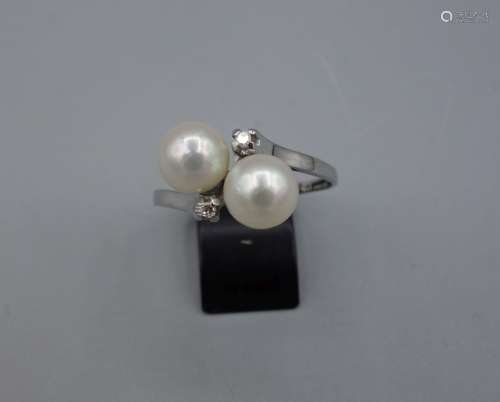RING, 750er Weissgold (3,6 g), besetzt mit 2 Perlen (D. 6 mm) und zwei kleinen Brillanten. Ring-