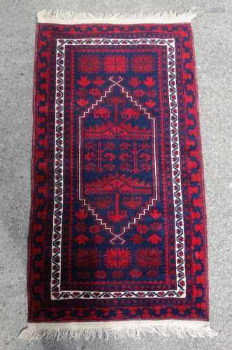 TÜRKISCHER TEPPICH / turkish carpet, 20 Jh.. Fein geknüpfter Teppich in kräftiger und