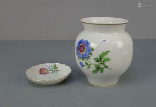 VASE UND SCHÄLCHEN / vase and a small bowl, 20 Jh., Porzellan, polychrom staffiert mit Goldrand,