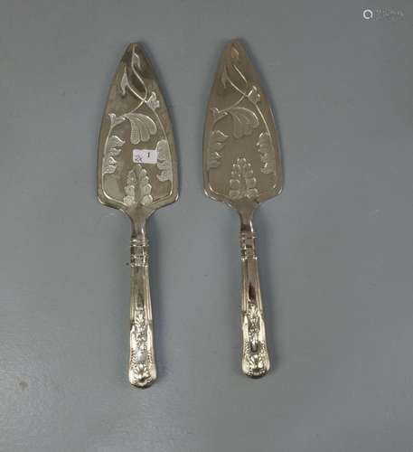 PAAR VERSILBERTE JUGENDSTIL - TORTENHEBER / plated art nouveau cake server, versilbertes Metall,