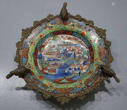 IMARI-TELLER MIT BRONZEMONTUR / ANBIETSCHALE, 18./ 19. Jh. / Imari plate with bronze, Porzellan (