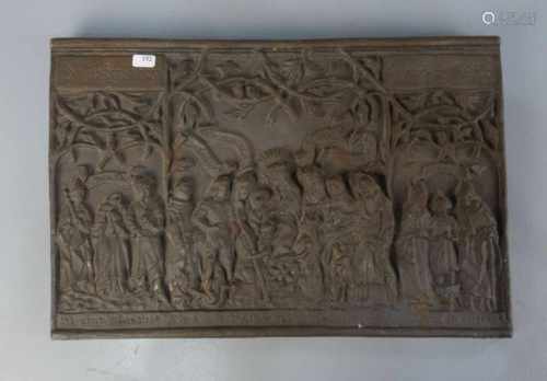 OFENPLATTE / GUSSEISEN mit Reliefdekor, gotisierende Darstellung in der Art eines Altarretabels;
