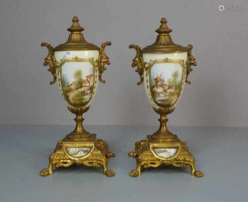 PAAR VASEN mit mediterraner Landschaft und Metallmonturen, um 1900 / pair of vases, Porzellan,