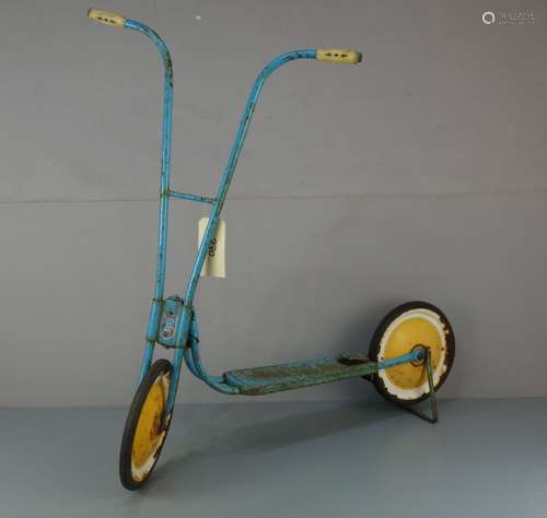 ROLLER / TRETROLLER / scooter, 1960er Jahre, Eisengestell und Blech, blau und gelb lackiert,