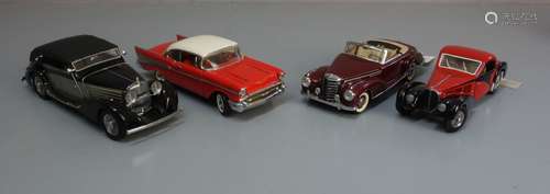 4 MODELL- AUTOS / OLDTIMERMODELLE / tin toy cars, Metall und Kunststoff, Hersteller 