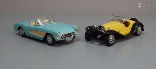 PAAR MODELL-AUTOS / OLDTIMERMODELLE / tin toy cars, Metall und Kunststoff, Hersteller Burago. 1) 