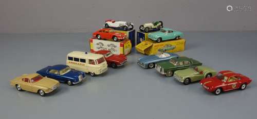 KONVOLUT VON 12 MODELL-AUTOS / OLDTIMERMODELLEN / tin toy cars, Metall und Kunststoff,