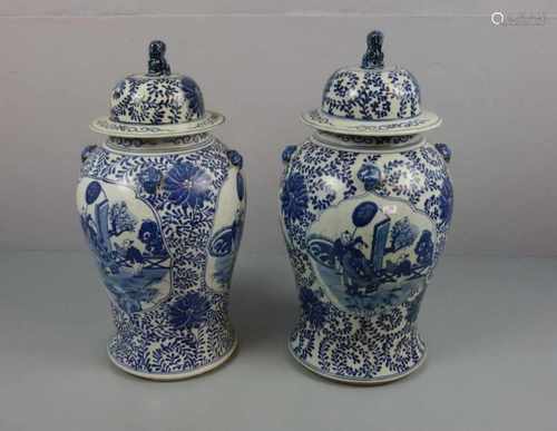 PAAR CHINESISCHE DECKELVASEN / pair of chinese vases, late Qing dynasty, Porzellan (ungemarkt),