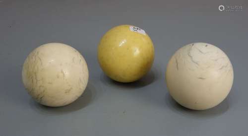 3 BILLARDKUGELN / ivory billard balls, Elfenbein, gedrechselt und poliert und einmal farbig gefasst,