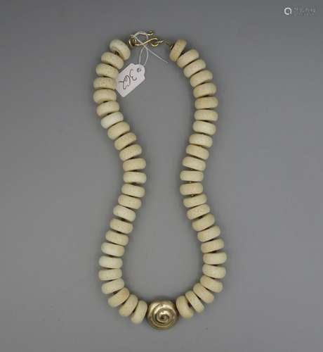 KETTE / BEINKETTE / necklace, mit gold- und silberfarbenen Metallanteilen. Im Zentrum spiral- oder