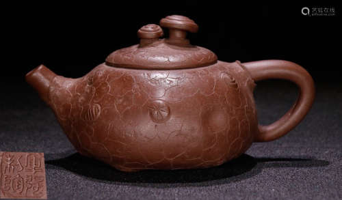 A ZISHA TEA POT CARVED WITH PATTERN