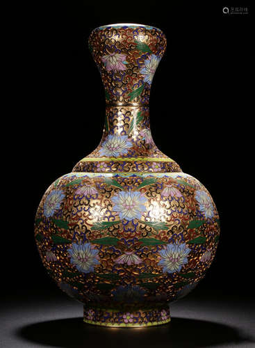 A CLOISONNE VASE WITH FLOWER PATTERN