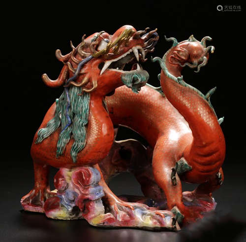 A RED GLAZE ORNAMENT SHAPED WITH DRAGON