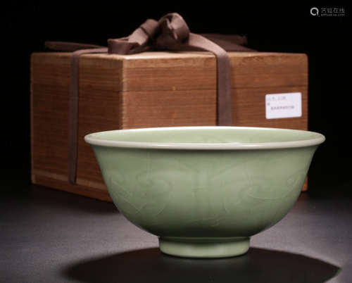 A GREEN GLAZE BOWL