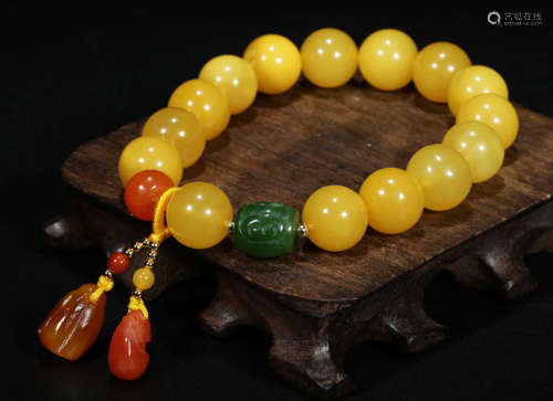 AN AMBER STRING BRACELET 15 BEADS