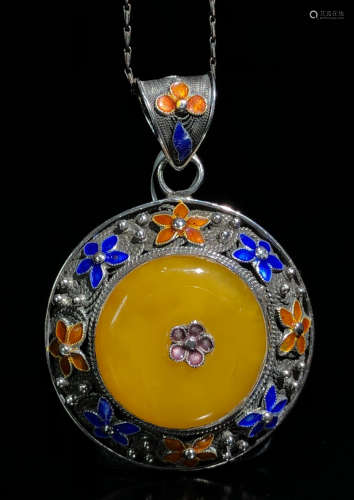 AN AMBER NECKLACE EMBEDDED WITH SILVER