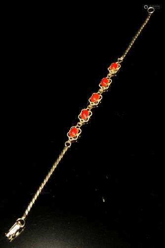 AN GILT SILVER BRACELET EMBEDDED WITH CORAL