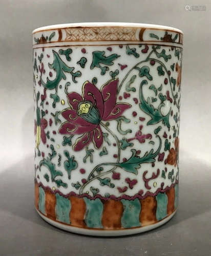 A FAMILLE ROSE GLAZE BRUSH POT WITH FLOWER PATTERN