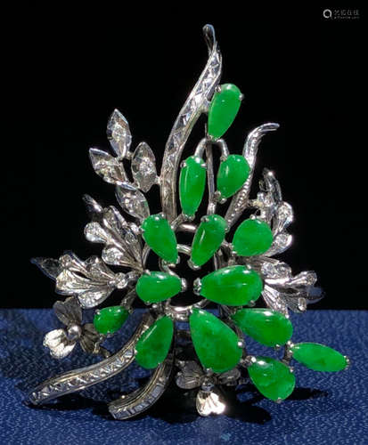 A JADEITE BROOCH EMBEDDED WITH 18K GOLD