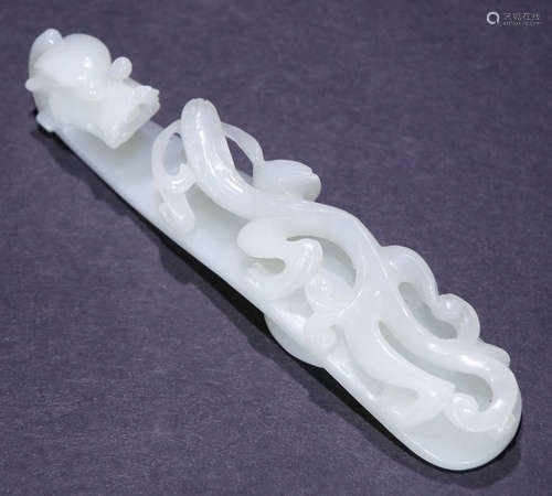 A HETIAN JADE PENDANT CARVED WITH DRAGON