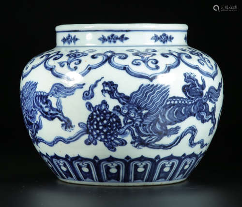 A BLUE&WHITE GLAZE JAR WITH BEAST PATTERN