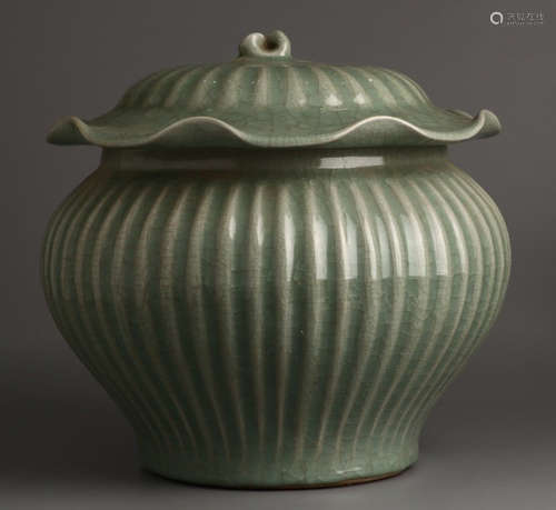 A GREEN GLAZE JAR WITH COVER