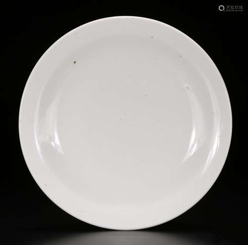 A WHITE GLAZE PLATE