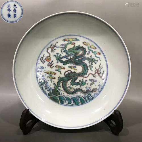 A DOUCAI GLAZE PLATE WITH DRAGON PATTERN