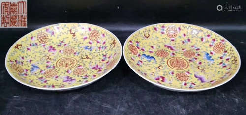 A YWLLOW GLAZE PLATE PAINTED WITH PEACH PATTERN