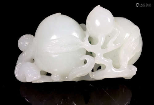 A HETIAN JADE PENDANT SHAPED WITH PEACH