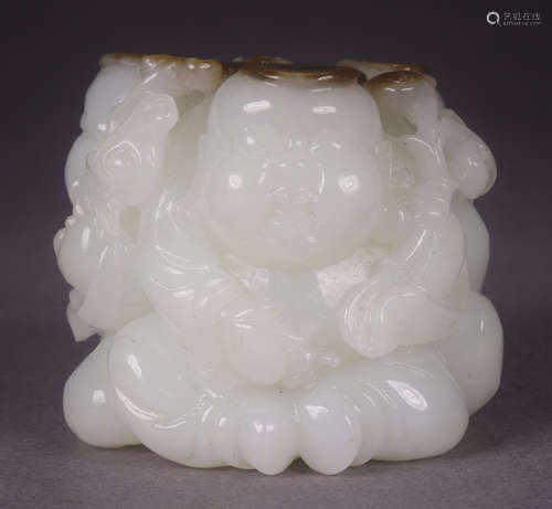 A HETIAN WHITE JADE PENDANT CARVED WITH FIGURE