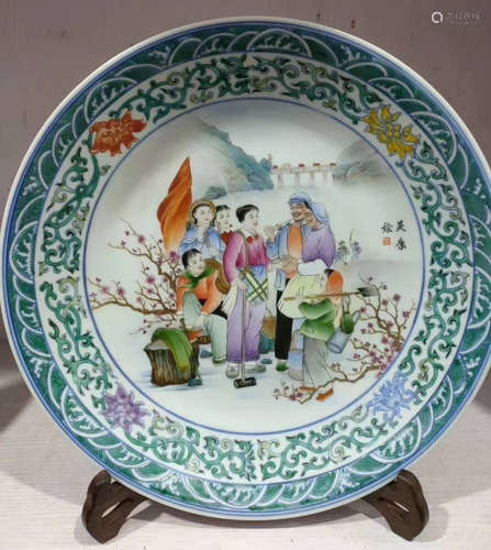 A FAMILLE ROSE GLAZE PLATE WITH STORY PATTERN