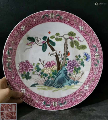 A FAMILLE ROSE GLAZE PLATE WITH FLOWER PATTERN