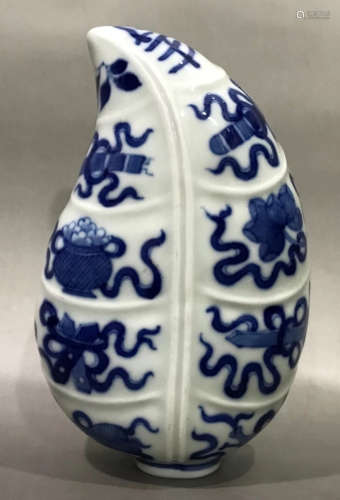 A BLUE&WHITE GLAZE VASE WITH PATTERN