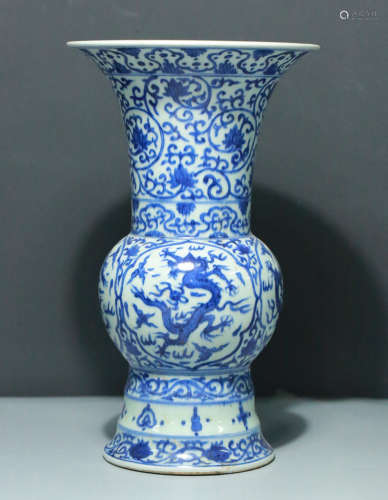 A BLUE&WHITE GLAZE VASE WITH FLOWER PATTERN