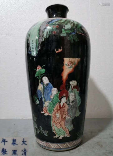 A BLACK BASE FAMILLE ROSE GLAZE VASE WITH ARHAT PATTERN