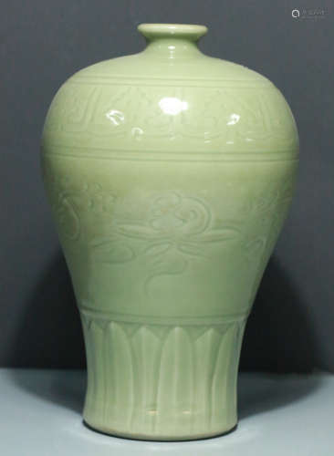 A LONGQUAN YAO GREEN GLAZE VASE