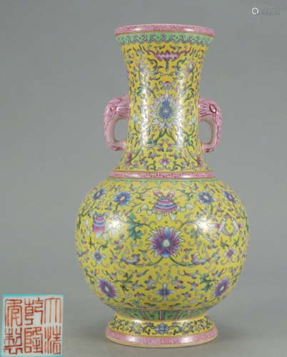 A YELLOW BASE FAMILLE ROSR GLAZE VASE WITH FLOWER PATTERN