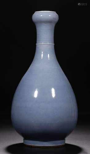 A BLUE GLAZE VASE