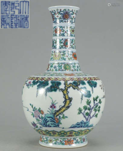 A DOUCAI GLAZE VASE PAINTED WITH FLOWER PATTERN